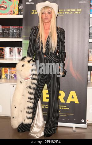 Roma, Italia. 26th Mar, 2023. Vera Argento partecipa alla prima del film 'vera' al Cinema Farnese. Credit: SOPA Images Limited/Alamy Live News Foto Stock