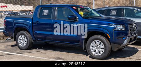 Un usato, blu 2022 Nissan Frontier quattro porte pick-up camion per la vendita presso una concessionaria a Wilkins Township, Pennsylvania, Stati Uniti Foto Stock