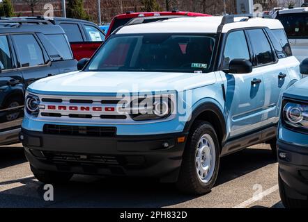 Un SUV Ford Bronco bianco e blu chiaro a due tonalità per la vendita presso una concessionaria a Monroeville, Pennsylvania, USA Foto Stock