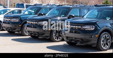 Tre SUV neri Ford Bronco schierati per la vendita presso una concessionaria a Monroeville, Pennsylvania, USA Foto Stock