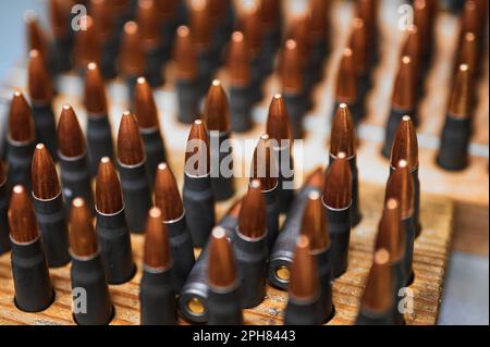 Pallottole di riffle in scaffali di legno in officina di stabilimento di produzione Foto Stock