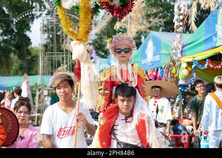 Nonthaburi, Nonthaburi, Thailandia. 26th Mar, 2023. La gente si unisce alla parata dei novizi come ''poi Sang long'', una cerimonia praticata dal popolo Tai Yai, a Wat Prasat (Tempio di Prasat), situato nella provincia di Nonthaburi, a 20 chilometri a nord di Bangkok, Thailandia. I ragazzi sono vestiti in costumi elaborati, il 26 marzo 2023. (Credit Image: © Teera Noisakran/Pacific Press via ZUMA Press Wire) SOLO PER USO EDITORIALE! Non per USO commerciale! Foto Stock