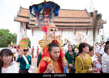 Nonthaburi, Nonthaburi, Thailandia. 26th Mar, 2023. La gente si unisce alla parata dei novizi come ''poi Sang long'', una cerimonia praticata dal popolo Tai Yai, a Wat Prasat (Tempio di Prasat), situato nella provincia di Nonthaburi, a 20 chilometri a nord di Bangkok, Thailandia. I ragazzi sono vestiti in costumi elaborati, il 26 marzo 2023. (Credit Image: © Teera Noisakran/Pacific Press via ZUMA Press Wire) SOLO PER USO EDITORIALE! Non per USO commerciale! Foto Stock
