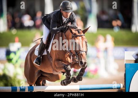 Kent Farrington dagli Stati Uniti compete durante la tappa del tour di salto del Major League Show 2022 presso l'Angelstone Tournaments in Canada. Foto Stock