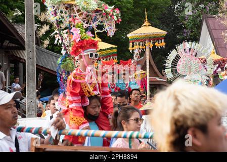 Nonthaburi, Nonthaburi, Thailandia. 26th Mar, 2023. I ragazzi sono vestiti con costumi elaborati, una cerimonia di ordinazione monaco novizio conosciuta come ''poi Sang long'', una cerimonia praticata dal popolo Tai Yai, a Wat Prasat (Tempio Prasat), situato nella provincia di Nonthaburi, 20 chilometri a nord di Bangkok, Thailandia, 26 marzo 2023. (Credit Image: © Teera Noisakran/Pacific Press via ZUMA Press Wire) SOLO PER USO EDITORIALE! Non per USO commerciale! Foto Stock