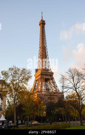 Tour Eiffel, Parigi, Francia. La Torre Eiffel può essere vista da Av. Joseph Bouvard. Novembre 2022. Foto Stock