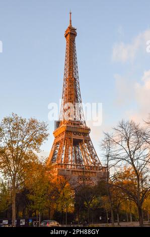 Tour Eiffel, Parigi, Francia. La Torre Eiffel può essere vista da Av. Joseph Bouvard. Novembre 2022. Foto Stock