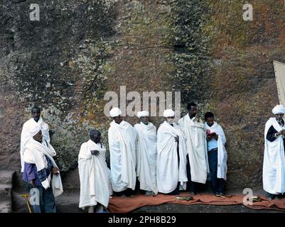 I pellegrini etiopi pregano nella chiesa di Bete Maryam durante la festa della settimana di Pasqua. Lalibea, Etiopia. Foto Stock