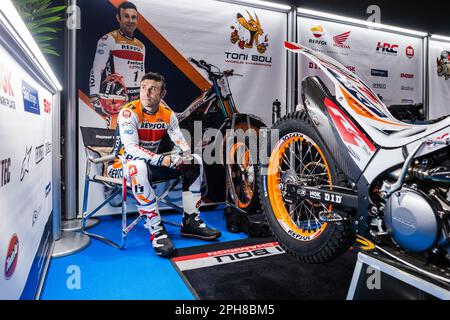 Pamplona, Spagna. 25th Mar, 2023. Il 32 volte campione del mondo X-Trial, toni Bou, del Montesa Honda Team, riposa ai box prima di iniziare la gara. Una nuova edizione del Campionato del mondo X-Trial 2023 si è svolta allo stadio Navarra Arena nella città di Pamplona. La terza prova del campionato motociclistico è stata vinta dallo spagnolo toni Bou, seguito al secondo posto dal suo compagno di squadra Gabriel Marcelli del team Montesa Honda, e da Jaime Busto, del team GASGAS, al terzo posto. Credit: SOPA Images Limited/Alamy Live News Foto Stock