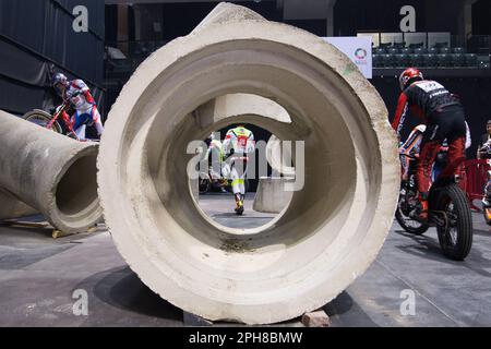 Pamplona, Spagna. 25th Mar, 2023. I piloti X-Trial si allenano nel paddock prima di uscire in pista per esibirsi in gara. Una nuova edizione del Campionato del mondo X-Trial 2023 si è svolta allo stadio Navarra Arena nella città di Pamplona. La terza prova del campionato motociclistico è stata vinta dallo spagnolo toni Bou, seguito al secondo posto dal suo compagno di squadra Gabriel Marcelli del team Montesa Honda, e da Jaime Busto, del team GASGAS, al terzo posto. Credit: SOPA Images Limited/Alamy Live News Foto Stock