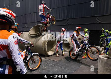 Pamplona, Spagna. 25th Mar, 2023. I piloti X-Trial si allenano nel paddock prima di uscire in pista per esibirsi in gara. Una nuova edizione del Campionato del mondo X-Trial 2023 si è svolta allo stadio Navarra Arena nella città di Pamplona. La terza prova del campionato motociclistico è stata vinta dallo spagnolo toni Bou, seguito al secondo posto dal suo compagno di squadra Gabriel Marcelli del team Montesa Honda, e da Jaime Busto, del team GASGAS, al terzo posto. Credit: SOPA Images Limited/Alamy Live News Foto Stock