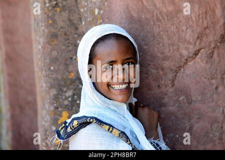 Giovani pellegrini etiopi in visita alle chiese monolitiche scavate nella roccia di Lalibela durante la settimana orientale. Lalibela, Etiopia. Foto Stock