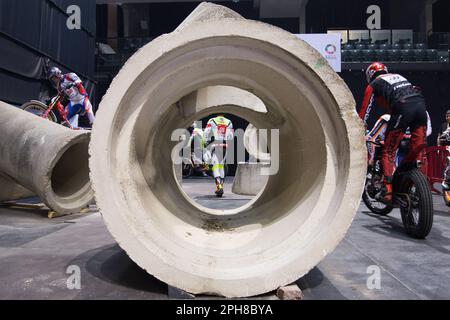 Pamplona, Spagna. 25th Mar, 2023. I piloti X-Trial si allenano nel paddock prima di uscire in pista per esibirsi in gara. Una nuova edizione del Campionato del mondo X-Trial 2023 si è svolta allo stadio Navarra Arena nella città di Pamplona. La terza prova del campionato motociclistico è stata vinta dallo spagnolo toni Bou, seguito al secondo posto dal suo compagno di squadra Gabriel Marcelli del team Montesa Honda, e da Jaime Busto, del team GASGAS, al terzo posto. (Foto di Nacho Boullosa/SOPA Images/Sipa USA) Credit: Sipa USA/Alamy Live News Foto Stock