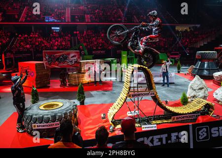 Pamplona, Spagna. 25th Mar, 2023. Il pilota britannico Toby Martyn, del Montesa Team, sta per fare un salto in zona 5 del circuito. Una nuova edizione del Campionato del mondo X-Trial 2023 si è svolta allo stadio Navarra Arena nella città di Pamplona. La terza prova del campionato motociclistico è stata vinta dallo spagnolo toni Bou, seguito al secondo posto dal suo compagno di squadra Gabriel Marcelli del team Montesa Honda, e da Jaime Busto, del team GASGAS, al terzo posto. (Foto di Nacho Boullosa/SOPA Images/Sipa USA) Credit: Sipa USA/Alamy Live News Foto Stock