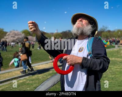 26 marzo 2023, Washington, District of Columbia, USA: Da quando i suoi figli erano giovani, Cary OÃBrien è venuto al National Mall per volare un aquilone durante l'annuale Blossom Kite Festival. (Credit Image: © sue Dorfman/ZUMA Press Wire) SOLO PER USO EDITORIALE! Non per USO commerciale! Foto Stock