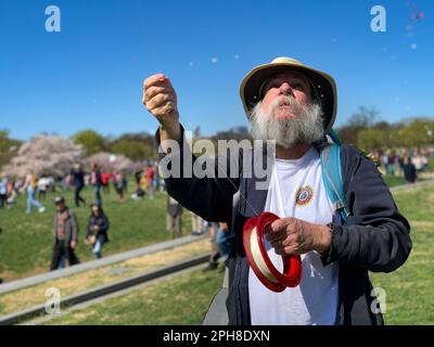 26 marzo 2023, Washington, District of Columbia, USA: Per quasi tre decenni, Cary OÃBrien è venuto al National Mall per volare un aquilone durante l'annuale Blossom Kite Festival. (Credit Image: © sue Dorfman/ZUMA Press Wire) SOLO PER USO EDITORIALE! Non per USO commerciale! Foto Stock