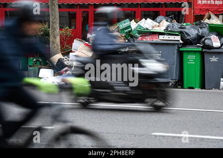 L'immagine mostra i contenitori pieni il 26 marzo 2023 a Parigi, Francia. Uno sciopero da parte dei collezionisti di rifiuti in Francia ha portato alla raccolta di rifiuti (rifiuti) nelle strade di Parigi, lasciando locali e turisti alla capitale francese che si occupa di eyesores, cattivi odori e pesti di roditori. I collezionisti di Garbags che hanno colpito le riforme governative del sistema pensionistico hanno bloccato sei dei sette inceneritori della regione di Parigi. Con il nulla per smaltire i rifiuti, i bidoni della spazzatura in diverse parti della città non vengono raccolti e i rifiuti vengono lasciati a festersi sui marciapiedi e sugli angoli delle strade. Foto di Victor Joly/ABACAPR Foto Stock