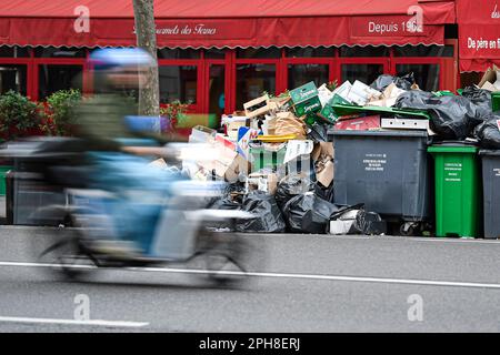 L'immagine mostra i contenitori pieni il 26 marzo 2023 a Parigi, Francia. Uno sciopero da parte dei collezionisti di rifiuti in Francia ha portato alla raccolta di rifiuti (rifiuti) nelle strade di Parigi, lasciando locali e turisti alla capitale francese che si occupa di eyesores, cattivi odori e pesti di roditori. I collezionisti di Garbags che hanno colpito le riforme governative del sistema pensionistico hanno bloccato sei dei sette inceneritori della regione di Parigi. Con il nulla per smaltire i rifiuti, i bidoni della spazzatura in diverse parti della città non vengono raccolti e i rifiuti vengono lasciati a festersi sui marciapiedi e sugli angoli delle strade. Foto di Victor Joly/ABACAPR Foto Stock