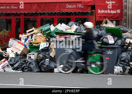 L'immagine mostra i contenitori pieni il 26 marzo 2023 a Parigi, Francia. Uno sciopero da parte dei collezionisti di rifiuti in Francia ha portato alla raccolta di rifiuti (rifiuti) nelle strade di Parigi, lasciando locali e turisti alla capitale francese che si occupa di eyesores, cattivi odori e pesti di roditori. I collezionisti di Garbags che hanno colpito le riforme governative del sistema pensionistico hanno bloccato sei dei sette inceneritori della regione di Parigi. Con il nulla per smaltire i rifiuti, i bidoni della spazzatura in diverse parti della città non vengono raccolti e i rifiuti vengono lasciati a festersi sui marciapiedi e sugli angoli delle strade. Foto di Victor Joly/ABACAPR Foto Stock