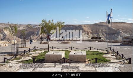 Le tombe di David e Paula ben Gurion si affacciano sulla magnifica natura selvaggia della Valle di Zin, vicino a Sde Boker in Israele, con un cielo blu chiaro Foto Stock