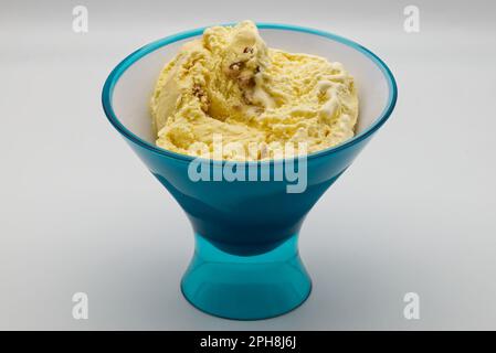 Ciotola blu di gelato alla vaniglia e bourbon. Foto Stock