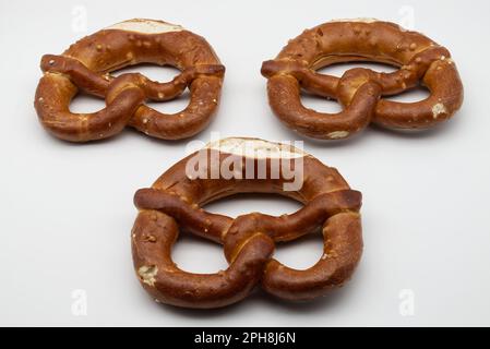 Il Brezel, noto anche come pretzel, è un tipo di pane al forno spesso associato alla cucina tedesca. Foto Stock