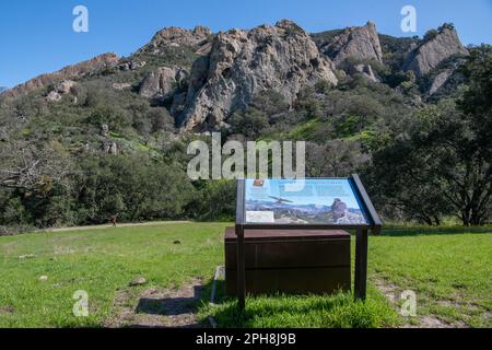 Un segno sui falchi presso le formazioni rocciose nell'area ricreativa regionale del castello, nel parco regionale delle colline di Diablo in California. Foto Stock