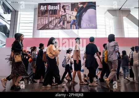 Hong Kong, Cina. 24th Mar, 2023. Visitatori e collezionisti assistono alla mostra Art Basel di Hong Kong dopo diversi anni di eventi remoti e ibridi a causa di covid restrizioni a Hong Kong. Credit: SOPA Images Limited/Alamy Live News Foto Stock