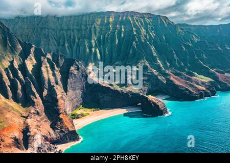 La costa di Napali sull'isola di Kauai North Shore, Hawaii. Veduta aerea del famoso paesaggio con spiaggia, montagne e aspre creste Foto Stock