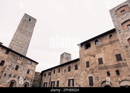 Incantevole borgo toscano con antichi edifici in pietra e strade tortuose Foto Stock