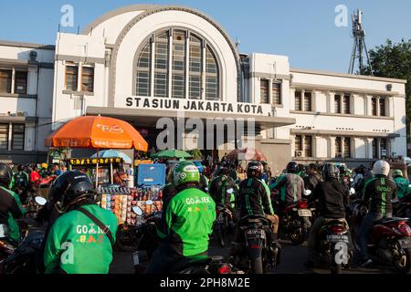 I taxi per motociclisti aspettano fuori dalla stazione di Kota, Jakarta Foto Stock