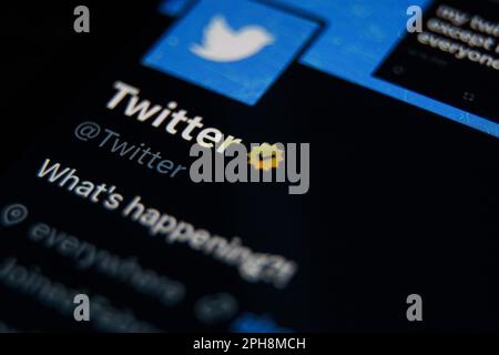 Kaunas, Lituania - 2023 marzo 27: Primo piano dell'account twitter su twitter. Segno di spunta sull'icona blu verificata Foto Stock