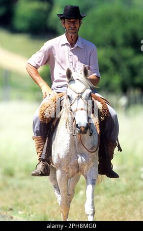 Uomo uruguayano a cavallo a San Pedro del Timote Estancia nel sud-centro dell'Uruguay. Foto Stock