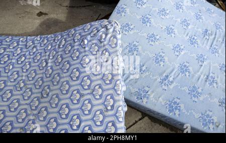 Particolare dei vecchi materassi sporchi e danneggiati, riciclaggio Foto Stock