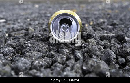 Particolare di birra vuota può gettato nella spazzatura, inquinamento ambientale Foto Stock