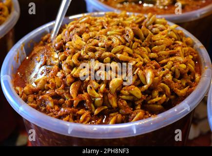 Indiano casa fatto piccante sottaceti sfondo, cibo marinato. Foto Stock