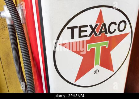 Bordeaux , Aquitaine France - 03 19 2023 : testo del segno della stazione di servizio texaco e logo del marchio rosso stella della Chevron Corporation sulla vecchia pompa per garage Foto Stock