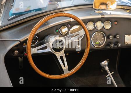 Bordeaux , Aquitaine France - 03 10 2023 : AC Cobra logo marchio e segno di testo ruote sterzanti di auto sportiva interno di auto d'epoca vecchia da corsa Foto Stock