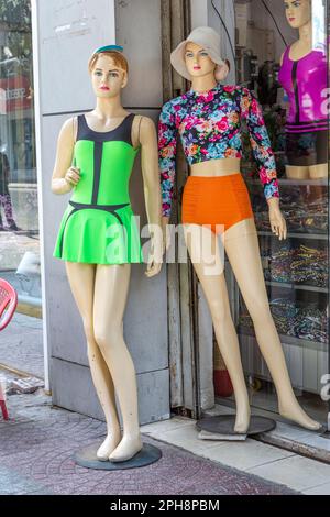 Due manichini di moda in costume da bagno a ho Chi Minh City, Vietnam. Foto Stock