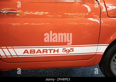 Bordeaux , Aquitaine France - 03 10 2023 : Fiat 500 595 abarth sport vintage retro logo auto marchio e segno di testo sulla porta laterale Foto Stock