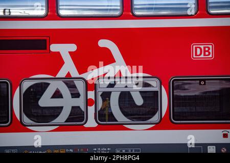 Stralsund, Germania. 27th Mar, 2023. Il logo di una bicicletta su un treno espresso regionale Deutsche Bahn. Con un grande sciopero di allarme a livello nazionale, lunedì i sindacati EVG e Verdi paralizzarono gran parte dei trasporti pubblici. Credit: Stefan Sauer/dpa/Alamy Live News Foto Stock