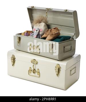 Elegante vano portaoggetti con scarpe e giocattoli per bambini su sfondo bianco. Elementi interni Foto Stock