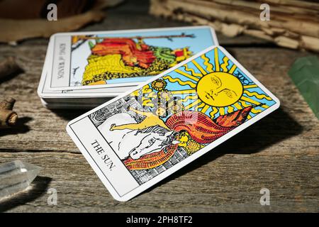 Sole e altre tarot carte su tavola di legno, primo piano Foto Stock