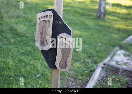 Nessun cartello di scarpe nel parco all'aperto pavimento in pannelli di legno passeggiata a piedi nudi Foto Stock