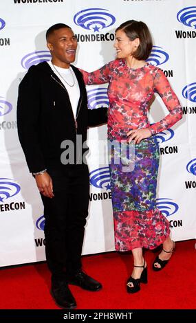 Giaus Charles, Lauren Cohan alla sala stampa per 'The Walking Dead: Dead City' durante il giorno 2 della 2023 WonderCon convention al Convegno di Anaheim Foto Stock