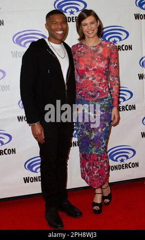 Giaus Charles, Lauren Cohan alla sala stampa per 'The Walking Dead: Dead City' durante il giorno 2 della 2023 WonderCon convention al Convegno di Anaheim Foto Stock