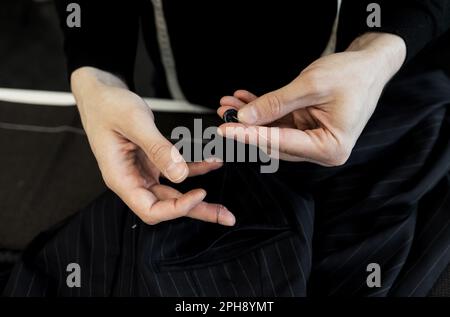 Pulsante di cucitura che mostra la personalizzazione. Atelier su misura - vestiti esclusivi fatti a mano Foto Stock