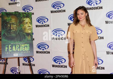 Christin Evangelista arriva alla sala stampa per 'Fear the Walking Dead' durante il giorno 2 della 2023 WonderCon Convention al CEN Anaheim Convention Foto Stock