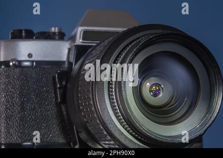 primo piano tra fotocamera e obiettivo fotografico Foto Stock