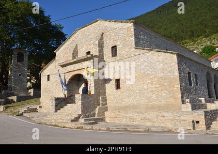 Grecia, Tessaglia, Larisa, Elassona Kokkinpilos tradizionale villaggio Chiesa di San Paraskevi, dipinti religiosi e iconostasi in legno intagliato Foto Stock